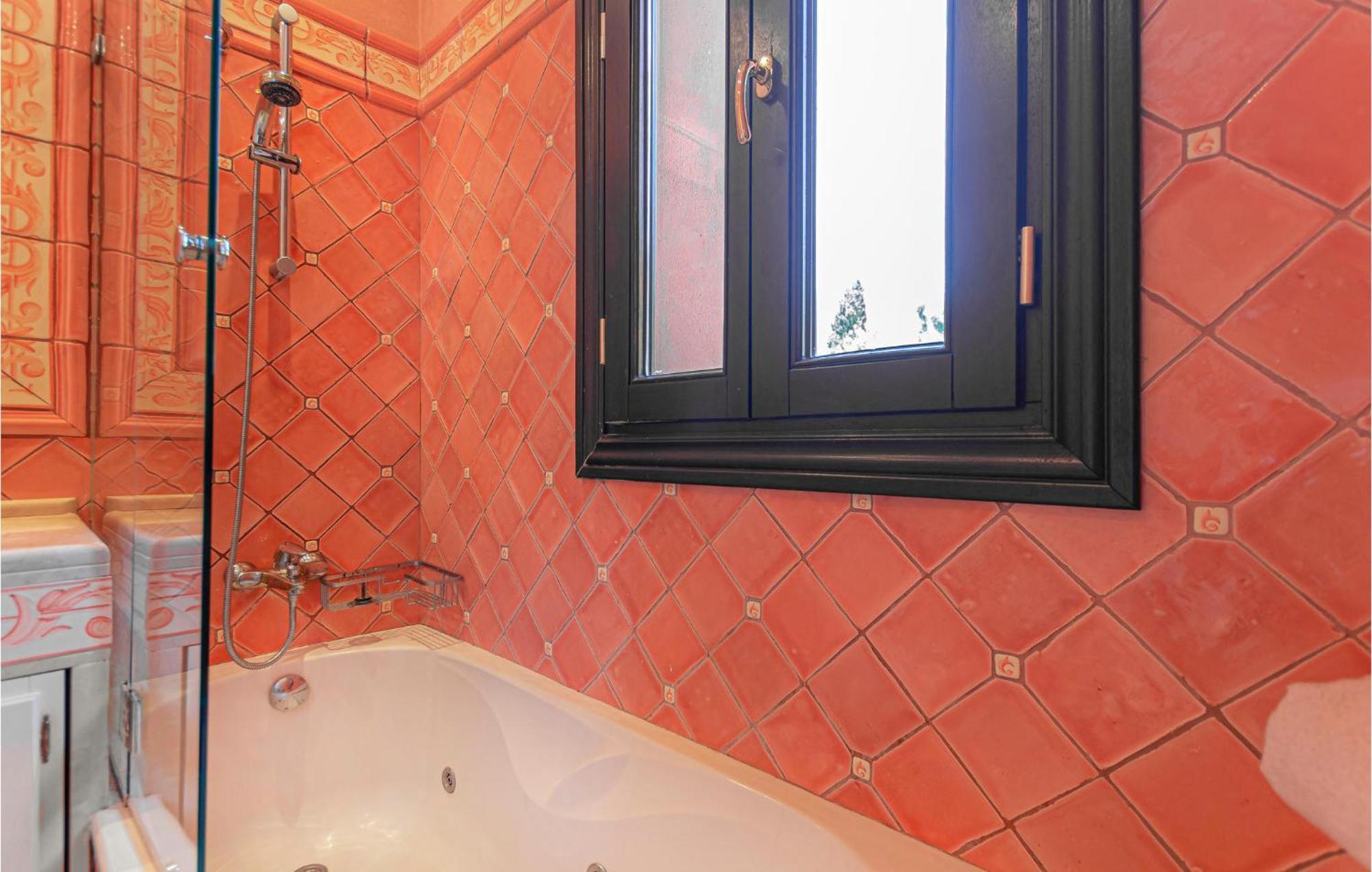 Vakantiehuis Beautiful In With Wifi, Outdoor Swimming Pool And Swimming Pool Marbella