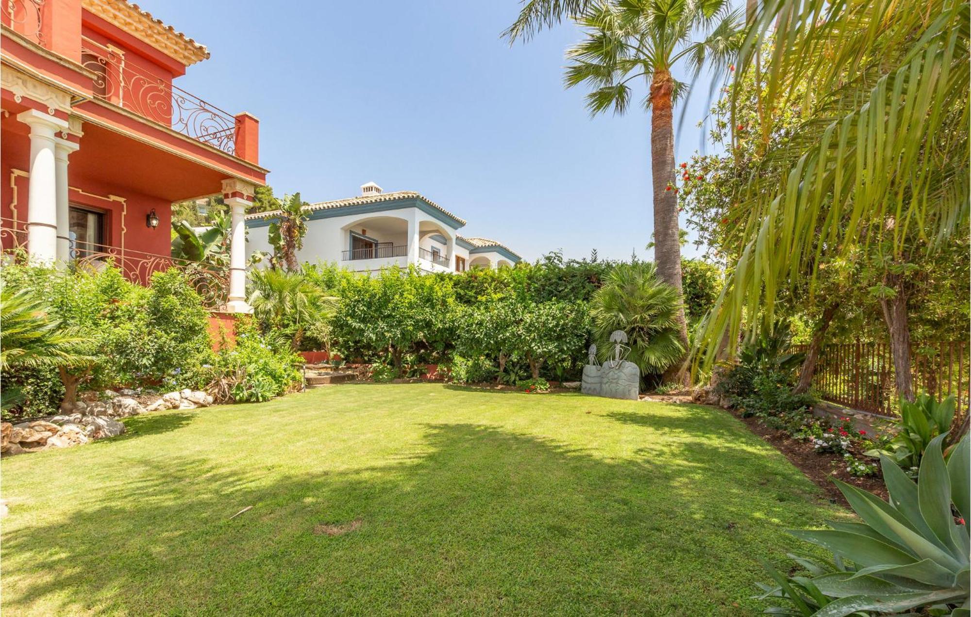 Vakantiehuis Beautiful In With Wifi, Outdoor Swimming Pool And Swimming Pool Marbella