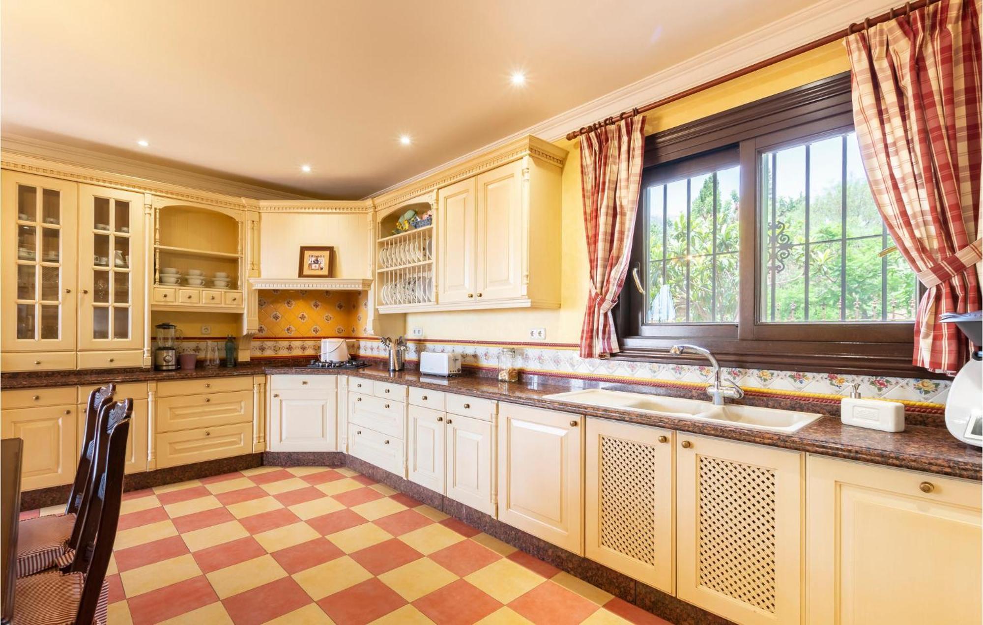 Vakantiehuis Beautiful In With Wifi, Outdoor Swimming Pool And Swimming Pool Marbella